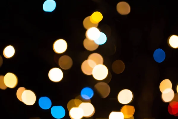 暗い背景にぼやけゴールデン ライト — ストック写真