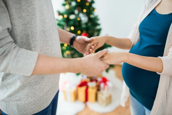 クリスマスに人と妊娠中の女性のクローズ アップ — ストック写真