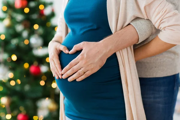 Gros plan de l'homme et de la femme enceinte à Noël — Photo