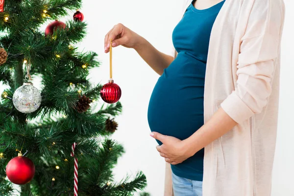 Femme enceinte décorant arbre de Noël — Photo