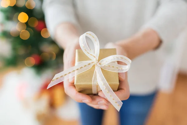 Primer plano de las manos masculinas con regalo de Navidad —  Fotos de Stock