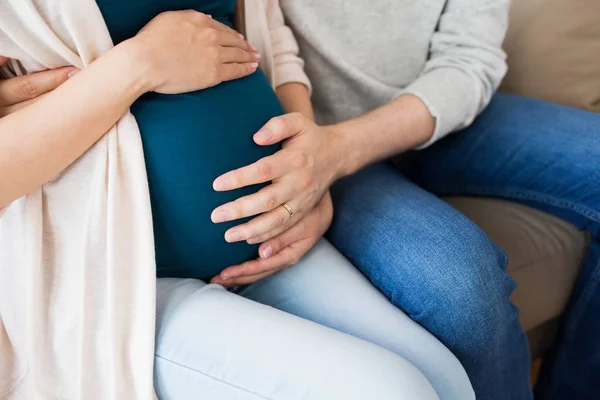 Zbliżenie mężczyzny i kobiety w ciąży — Zdjęcie stockowe