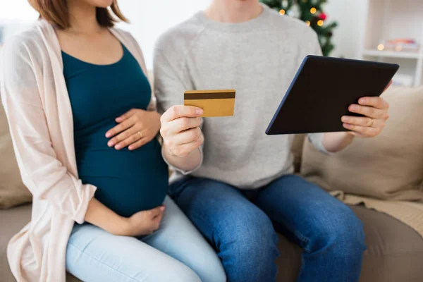 オンライン ショッピング妊娠中の妻と男のクローズ アップ — ストック写真
