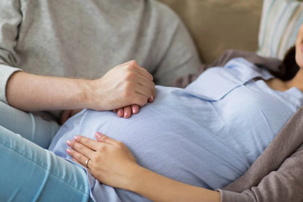 Zbliżenie mężczyzny i kobiety w ciąży — Zdjęcie stockowe