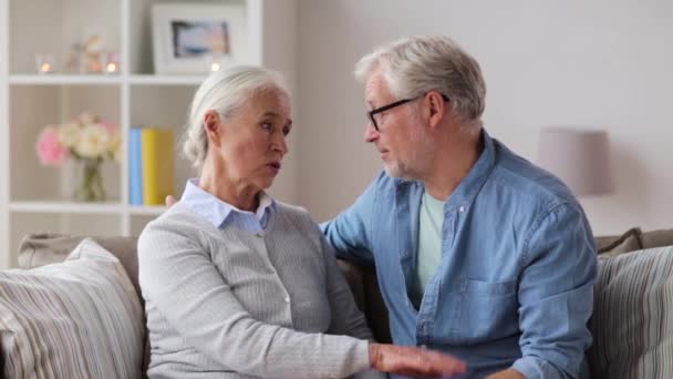 Сумна старша пара обіймає вдома — стокове відео