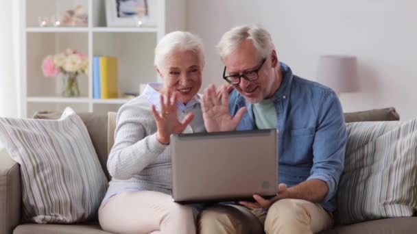 Idősebb pár, miután videó chat a laptop otthon — Stock videók