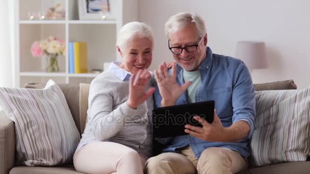 Pareja de ancianos que tienen chat de vídeo en la tableta de PC — Vídeos de Stock