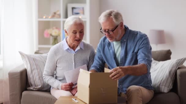 Пожилая пара с посылкой и справкой о доставке — стоковое видео