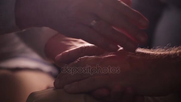 Старшая пара держит за руки — стоковое видео