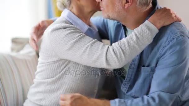 Счастливая пожилая пара обнимается дома — стоковое видео