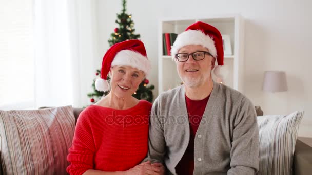 Senior pareja grabación navidad vídeo saludo — Vídeos de Stock