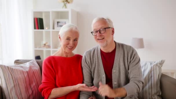 Seniorenpaar nimmt Videogrüße auf — Stockvideo