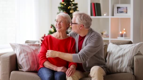 Pareja mayor abrazándose y besándose en Navidad — Vídeos de Stock