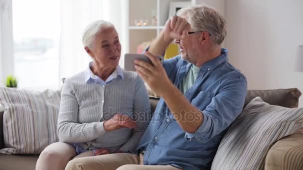 Щаслива старша пара зі смартфоном вдома — стокове відео