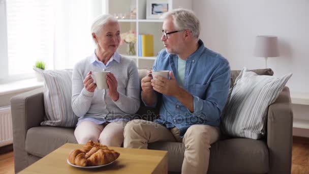 Lyckliga äldre par som dricker kaffe hemma — Stockvideo