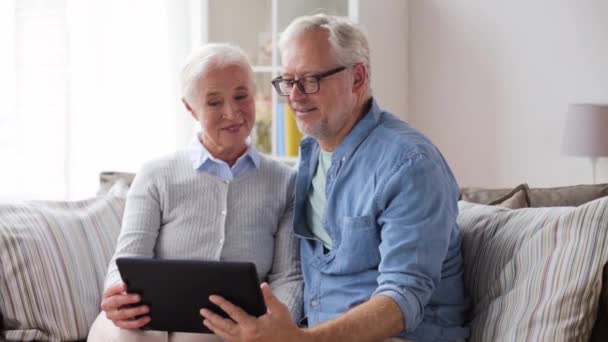 Feliz pareja de ancianos con PC tableta en casa — Vídeos de Stock