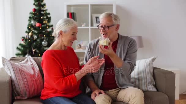 Boldog mosolygó idősebb pár karácsonyi ajándék — Stock videók