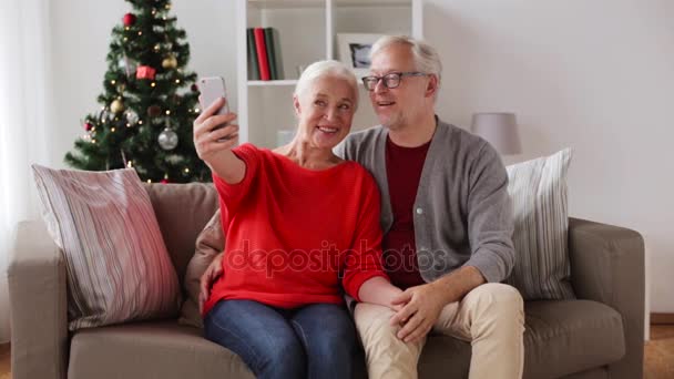 Feliz casal sênior tomando selfie de Natal — Vídeo de Stock