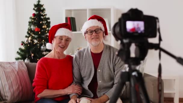 Pareja mayor grabación de vídeo de Navidad en la cámara — Vídeo de stock