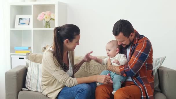 Ευτυχισμένη οικογένεια με το μωρό στο σπίτι — Αρχείο Βίντεο