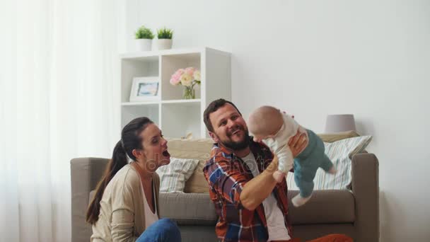 Ευτυχισμένη μητέρα και ο πατέρας παίζει με μωρό στο σπίτι — Αρχείο Βίντεο