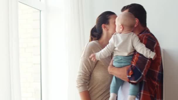 Familia feliz con el bebé en casa — Vídeo de stock