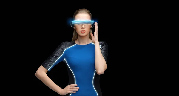 Femme en réalité virtuelle 3d lunettes sur noir — Photo