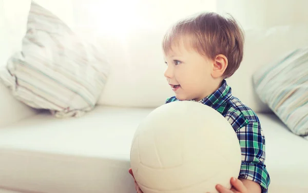 Glad liten pojke med boll hemma — Stockfoto