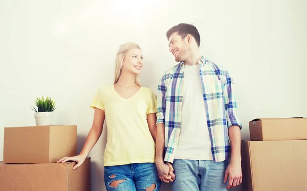 Sonriente pareja con grandes cajas moviéndose a nuevo hogar —  Fotos de Stock