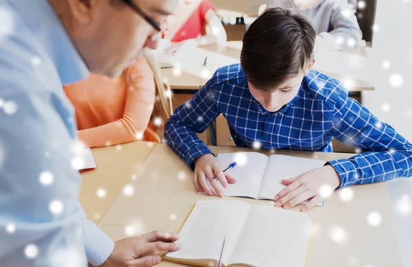 组的学生和老师在学校课堂 — 图库照片