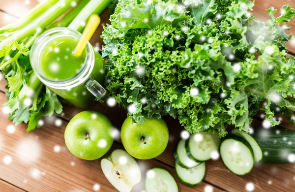 Primo piano di brocca con succo verde e verdure — Foto Stock