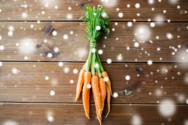 Close up of carrot bunch on wooden table — Stock Photo, Image