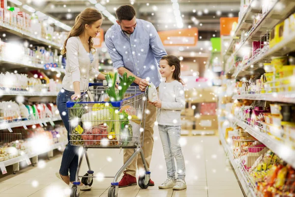 Rodziny z jedzeniem w koszyku na zakupy w sklepie spożywczym — Zdjęcie stockowe