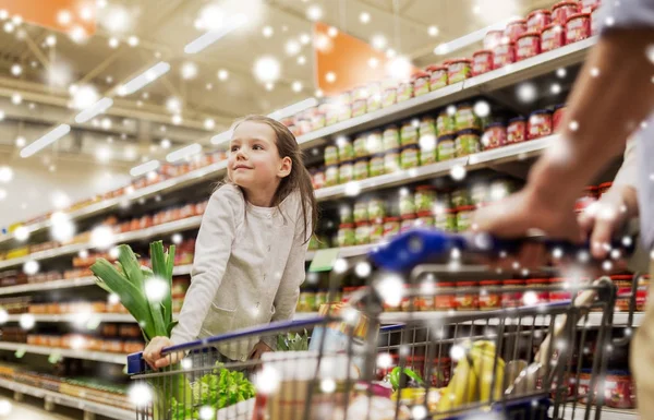 Criança com pai comprando comida no supermercado — Fotografia de Stock