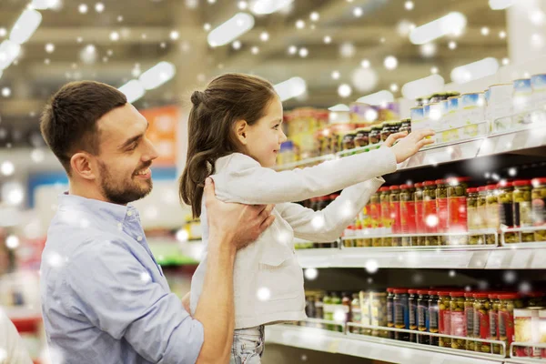 Père avec enfant acheter de la nourriture à l'épicerie — Photo