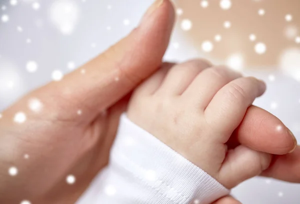 Primer plano de las manos de la madre y del bebé recién nacido —  Fotos de Stock
