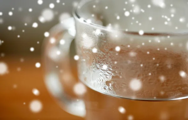 お湯でガラスのクローズ アップ — ストック写真