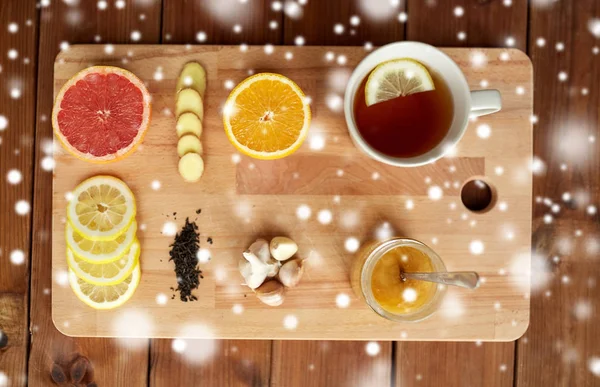 Імбирний чай з медом, цитрусом та часником на дереві — стокове фото