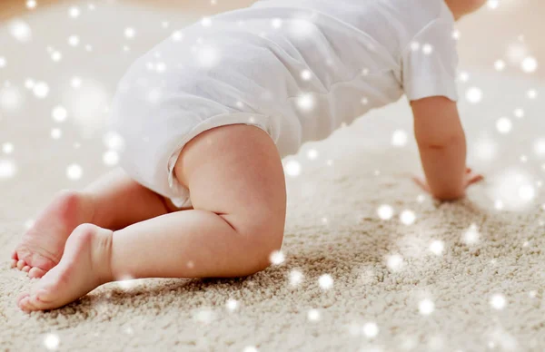 Pequeno bebê em fralda rastejando no chão — Fotografia de Stock