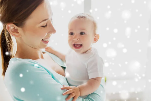 Feliz joven madre con pequeño bebé — Foto de Stock