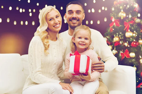 Šťastná rodina s vánočním dárkem — Stock fotografie