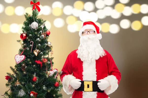 Santa Claus en el árbol de Navidad — Foto de Stock