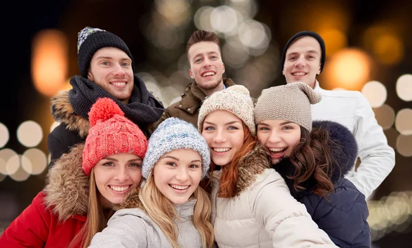 幸せのお友達がクリスマスに屋外 selfie を引き継ぐ — ストック写真