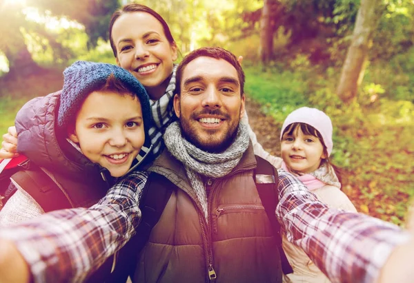 Familia con mochilas tomando selfie y senderismo —  Fotos de Stock