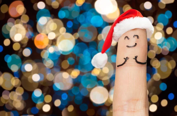 Finger med smiley i santa hatt vid jul — Stockfoto