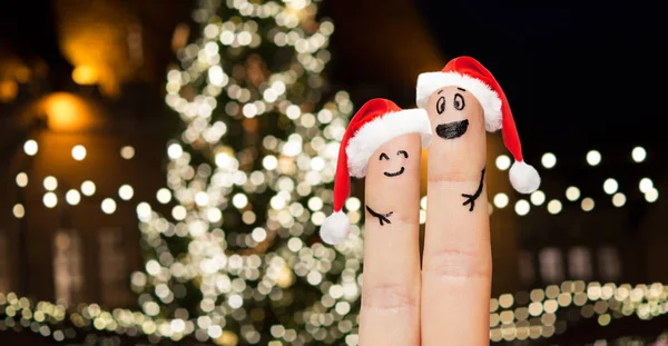 Iki parmağını santa şapka Noel ağacı üzerinde — Stok fotoğraf