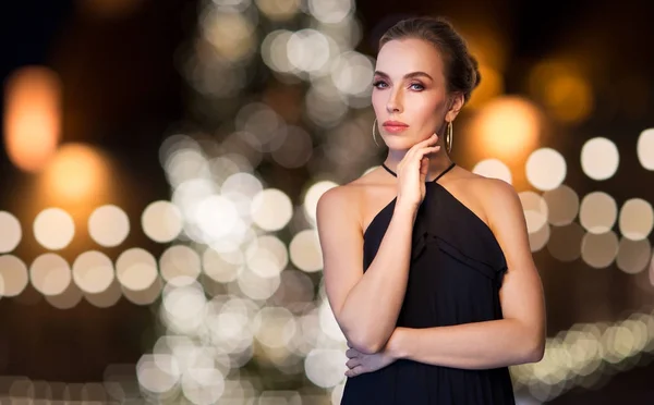 Mujer vistiendo joyas sobre luces de Navidad —  Fotos de Stock