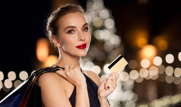 Nő hitelkártyával és bevásárlótáskákkal — Stock Fotó