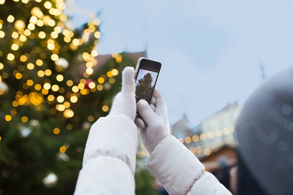 Mains avec smartphone photographiant arbre de Noël — Photo