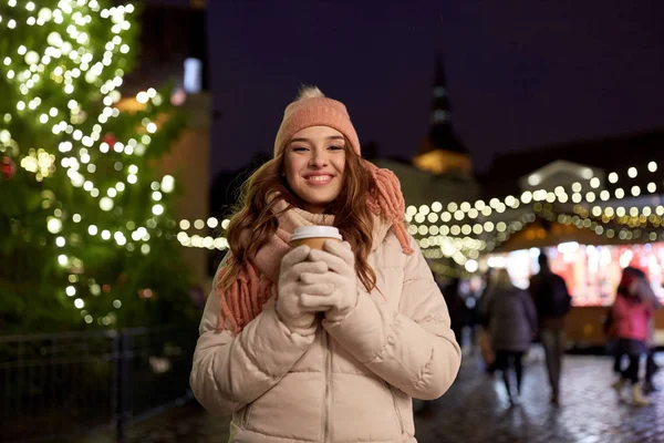 Heureuse jeune femme avec café au marché de Noël — Photo
